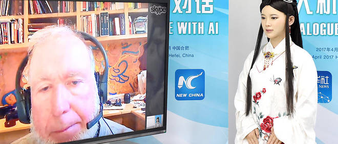 Le robot interactif chinois Jia Jia, en tenue traditionnelle, est interroge par le journaliste Kevin Kelly de Wired magazine, ici en 2017 (photo d'illustration).