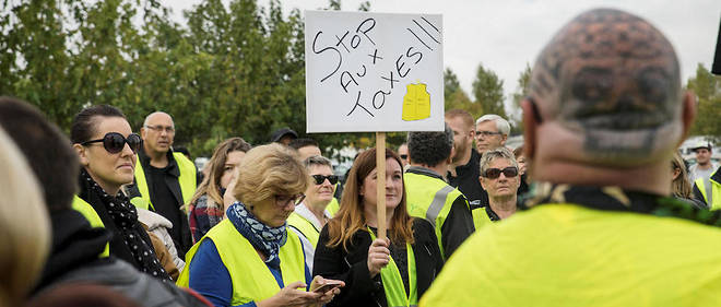 Des manifestants en gilet jaune protestent contre les taxes le 9 novembre a Narbonne. Une premiere manifestation avant celle du 17 novembre.