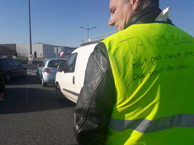 En direct, Dordogne : un manifestant portant un gilet jaune traîné par une  voiture sur 400 mètres