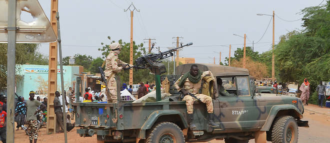 Trois civils maliens ont ete tues et une trentaine de personnes ont ete blessees lors d'un attentat-suicide le 12 novembre dans le nord du pays. 