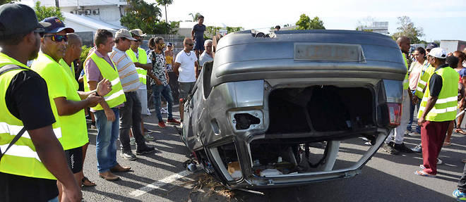 A La Reunion, les manifestations ont fait au moins 30 blesses parmi les forces de l'ordre.