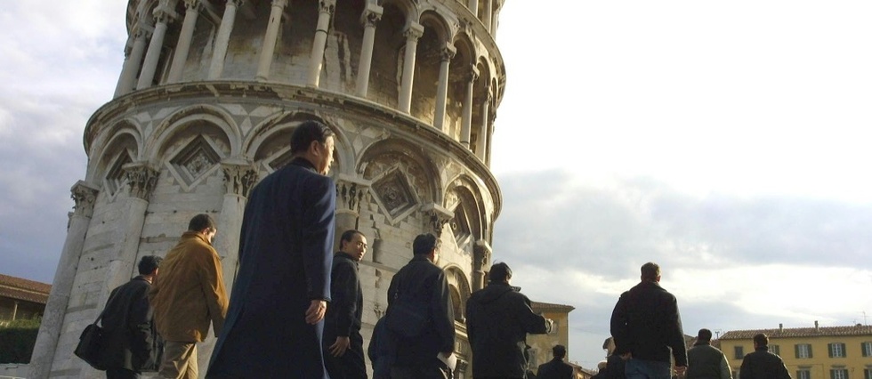 En Italie, la Tour de Pise penche un tout petit peu moins