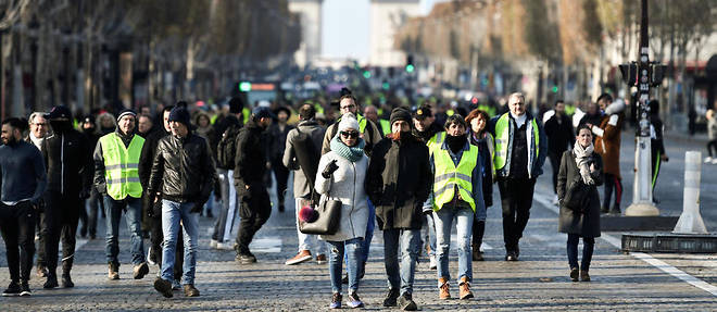 Le 17 novembre, des Gilets jaunes marchent sur les Champs-Elysees. Samedi 24, sur les trois demandes deposees en prefecture, seule la manifestation du Champ-de-Mars sera autorisee. 