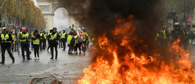 "Gilets jaunes" a Paris: chaos sur les Champs-Elysees