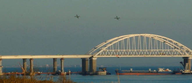Cargo russe stationne sous le pont de Crimee, a l'entree de la mer d'Azov.  