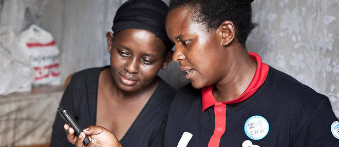 Une agente de sante formee a Pathfinder et travaillant a Nairobi, au Kenya, a l'aide de son telephone portable. 