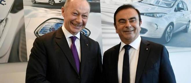 Passage de temoin entre Thierry Bollore (a gauche) et Carlos Ghosn en fevrier dernier, mais le dossier d'accusation japonais tarde a arriver en France.