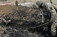 Loi martiale en Ukraine: les soldats creusent des tranch&eacute;es