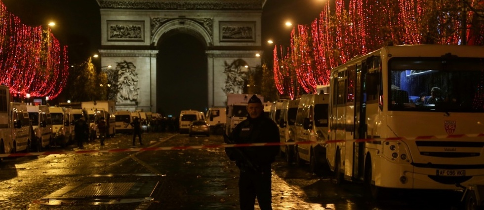 Gilets Jaunes Journée De Chaos Dans Les Rues De Paris