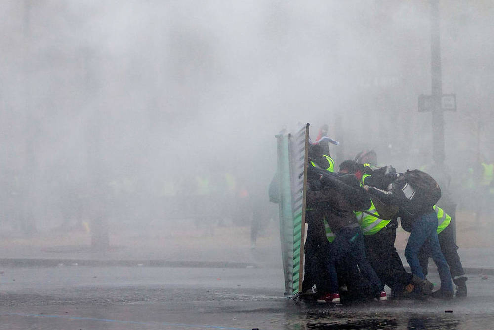 En Images Gilets Jaunes Lescalade De La Violence Le Point