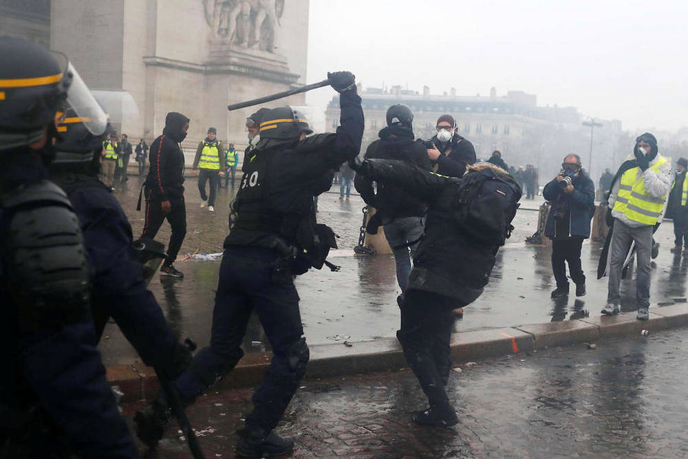 En Images Gilets Jaunes L Escalade De La Violence Le Point