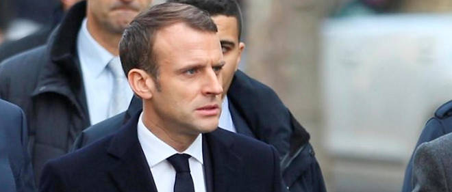 A son retour d'Argentine, Emmanuel Macron visite les lieux parisiens saccages lors de la manifestation des Gilets jaunes.