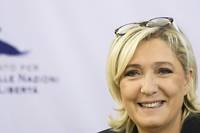 Marine Le Pen sugg&egrave;re que les &quot;gilets jaunes&quot; puissent manifester sur les Champs-Elys&eacute;es