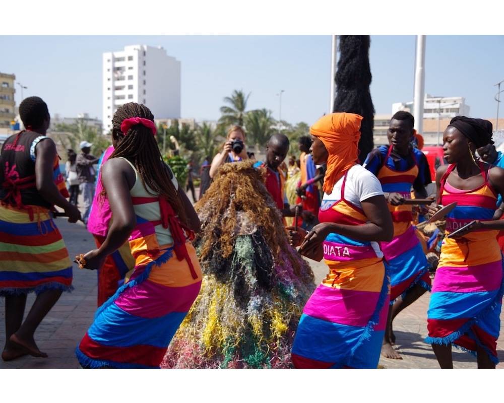 Troupes féminines de danse lors de l'inauguration du Musée des civilisations noires.  ©  Marie Lechapelays