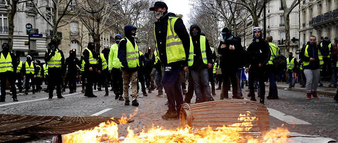 La violence de certains manifestants aux abords des Champs-Elysees a choque de nombreux Gilets jaunes.