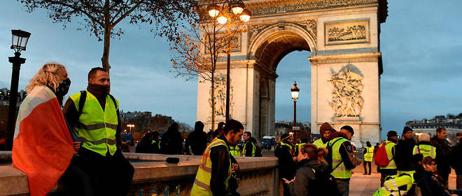 Des Gilets jaunes pres de l'Arc de Triomphe le samedi 8 decembre.