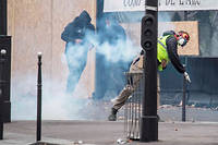  Jet de projectiles le samedi 1er decembre a Paris. << On sent immediatement les gaz lacrymogenes, le nez pique, les yeux brulent et s'humidifient >>, temoigne la policiere.   (C)N.E. / Nurphoto