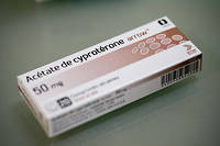  Le traitement hormonal par acétate de cyprotérone (Androcur et génériques) est un inhibiteur de la testostérone. 