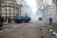  Blindés de la gendarmerie près des Champs-Élysées lors de la manifestation des Gilets jaunes, le 8 décembre.    ©ZAKARIA ABDELKAFI