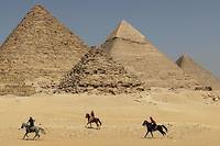 Images os&eacute;es sur une pyramide en Egypte: deux arrestations