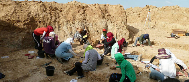 L'equipe de paleontologues du Pr Mohamed Sahnouni devant leur decouverte.