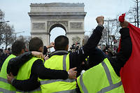  Des Gilets jaunes, poing en l'air devant l'Arc de Triomphe, samedi dernier. Le mouvement se poursuivra à Paris et dans toute la France le 15 décembre. 