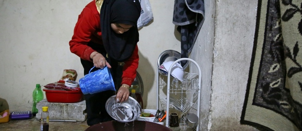 En Syrie, des deplaces denues de tout vivent entasses sous-terre