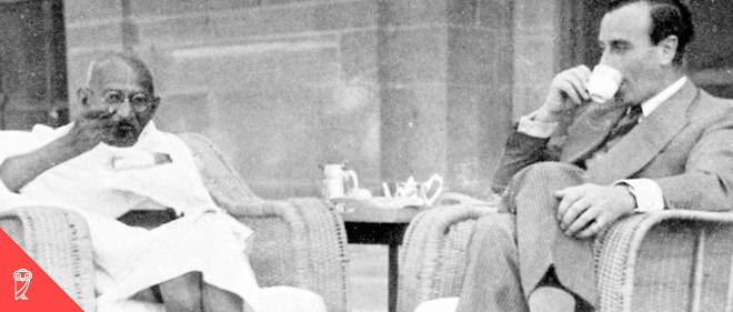 Entretien entre le Mahatma Gandhi et le vice-roi des Indes, Lord Mountbatten, en 1947.