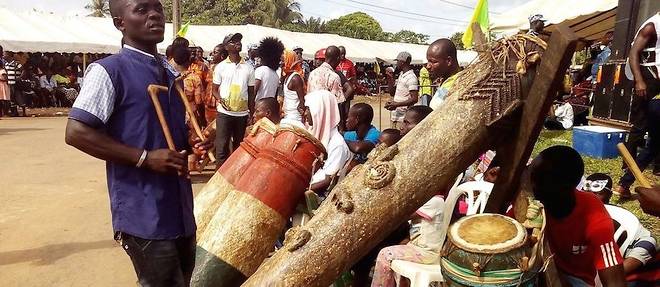 Le Djidji Ayokwe est un tambour sacre du peuple Ebrie de la region d'Abidjan. C'est un objet symbolique de communication arrache pendant la colonisation, il servait a alerter les populations de l'arrivee des colons.