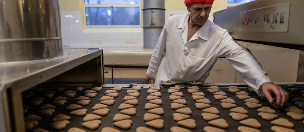 Artisan mettant au four du pain d'épice au musée de Torun