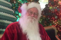  Fils de gendarme et père du plasticien Abraham Poincheval, Christian se glisse chaque année, au mois de décembre, dans le costume de Santa Claus. 