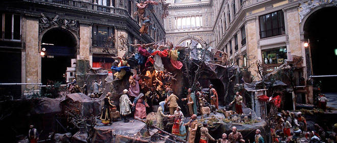 Creche du XVIIIe siecle installee galerie Umberto a l'occasion des fetes de Noel.  