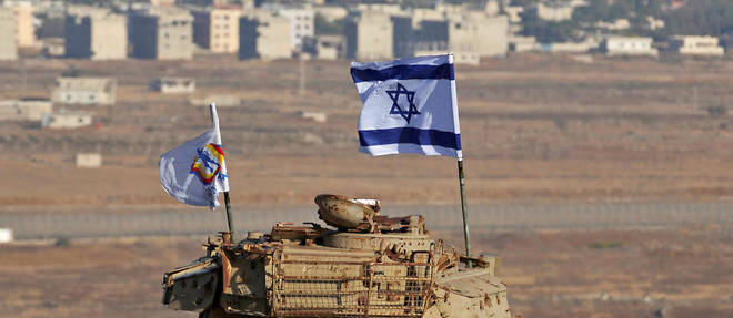 Un tank israelien stationne sur la partie occupee du Golan, surplombant la ville syrienne de Quneitra. 
 
