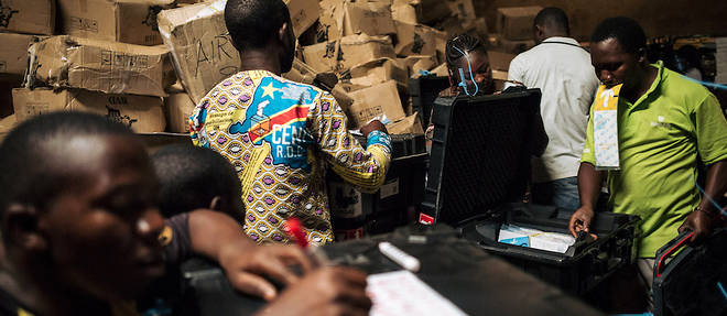 Des agents de la Commission electorale nationale independante (Ceni) preparent les machines a voter, objets de bien des crispations dans ce scrutin du 30 decembre 2018.
 