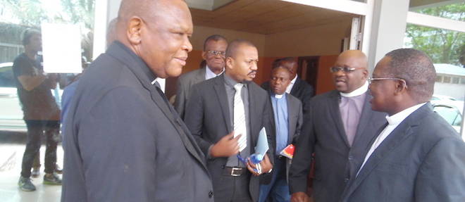 Mgr Marcel Utembi et Fridolin Ambongo, de la Cenco, avec le reverend Andre Bokundoa, de l'ECC, le 18 decembre dernier a Kinshasa.