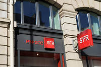  Sept employes de la boutique des Champs-Elysees de SFR sont concernes par cette demande.  (C)Greg Looping