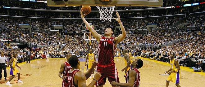 Yao Ming, face aux Los Angeles Lakers, en 2004. Le pivot chinois a dispute 518 matches en 8 saisons en NBA (basket) sous les couleurs des Houston Rockets. 
 
 