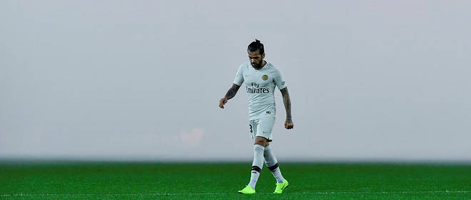 Paris Saint-Germain's Brazilian defender Dani Alves walks through the smoke of supporters' flares during the French L1 football match Bordeaux vs Paris Saint-Germain (PSG), on December 2, 2018 in Bordeaux, southwestern France. (Photo by NICOLAS TUCAT / AFP)