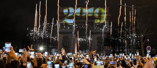 300 000 personnes etaient massees sur les Champs-Elysees a Paris pour le nouvel an. 