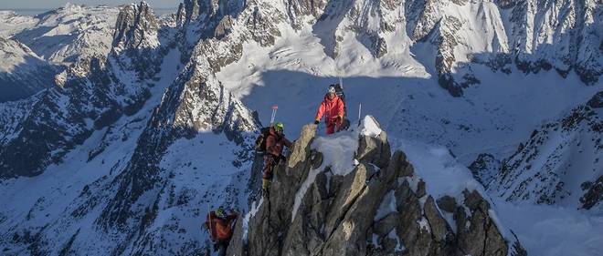 Marc Batard, Pasang Nuru Sherpa et Ali Muhammad Sadpara au sommet d'un eperon rocheux dans le massif du Mont-Blanc.