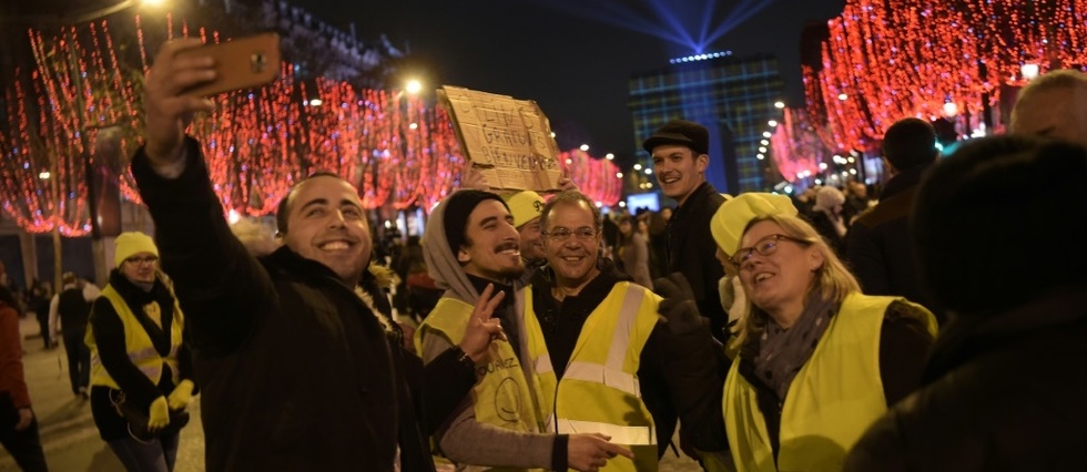 Touristes Et Gilets Jaunes Attendent Lan Neuf Sur Les