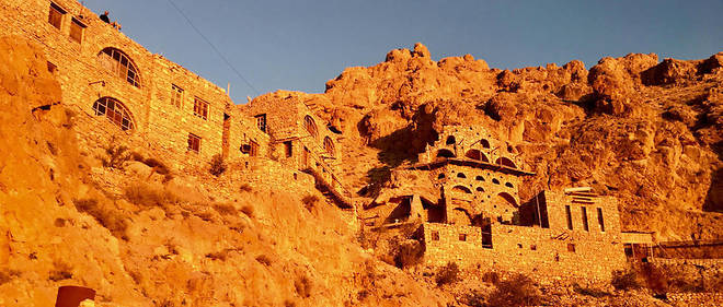 Le monastere Deir Mar Moussa al-Habachi, illumine de soleil, situe a 13 km de Nebek, au nord de Damas.