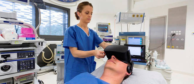 Plage de sable fin, balade alpine ou plongee dans les fonds marins... Un patient peut s'immerger dans le monde virtuel de son choix pendant l'intervention. 