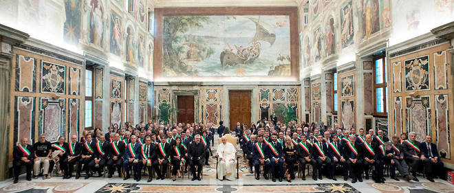 Le pape Francois entoure des membres de l'Association nationale des municipalites italiennes (Anci).