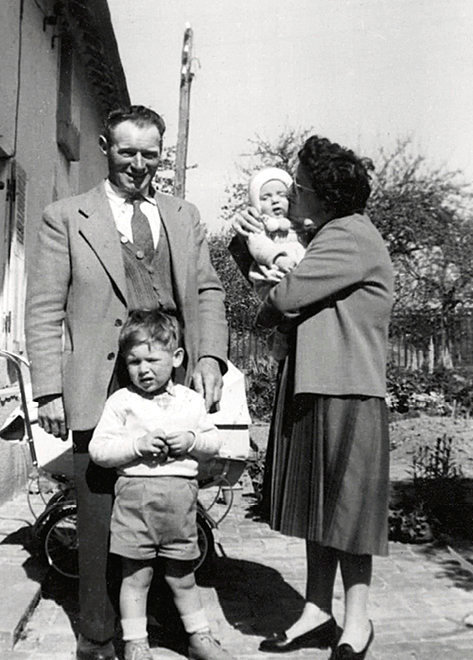 
        Treve. Michel Onfray avec ses parents et son frere cadet, au debut des annees 1960.