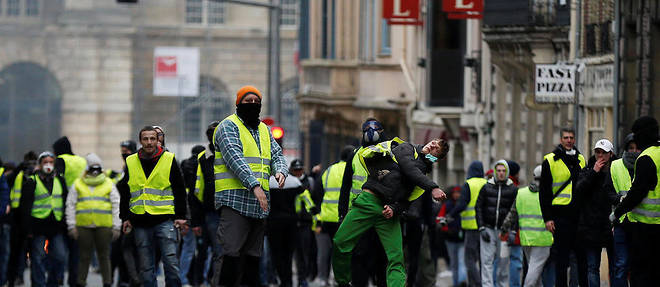 Les Gilets jaunes manifestent dans les rues de Rouen, le 5 janvier 2019.