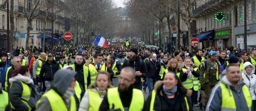 La crise des "gilets jaunes" "coute cher a la France" selon Le Maire