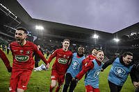  Les joueurs d'Andrézieux célébrant leur victoire face à l'Olympique de Marseille en 32e de finale de la Coupe de France.  ©JEFF PACHOUD