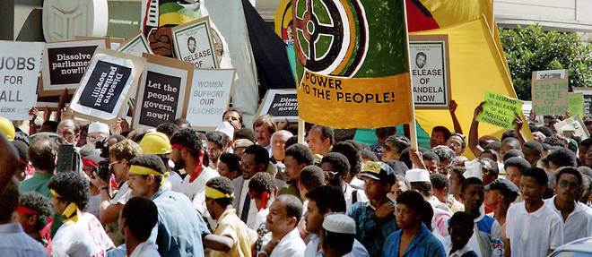 Les manifestants anti-apartheid reclament la liberation de tous les prisonniers politiques en Afrique du Sud. Le 2 fevrier 1990, Nelson Mandela, se rendait a Cape Town avant l'annonce par le president Frederik Willem de Klerk selon laquelle l'ANC n'etait plus interdite.