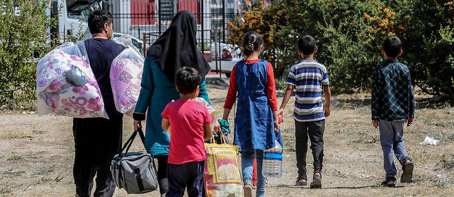 Des refugies afghans dans un camp de fortune a Ankara.  